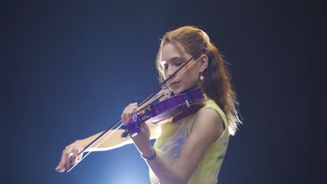 Inspirational-female-musician-playing-the-violin.